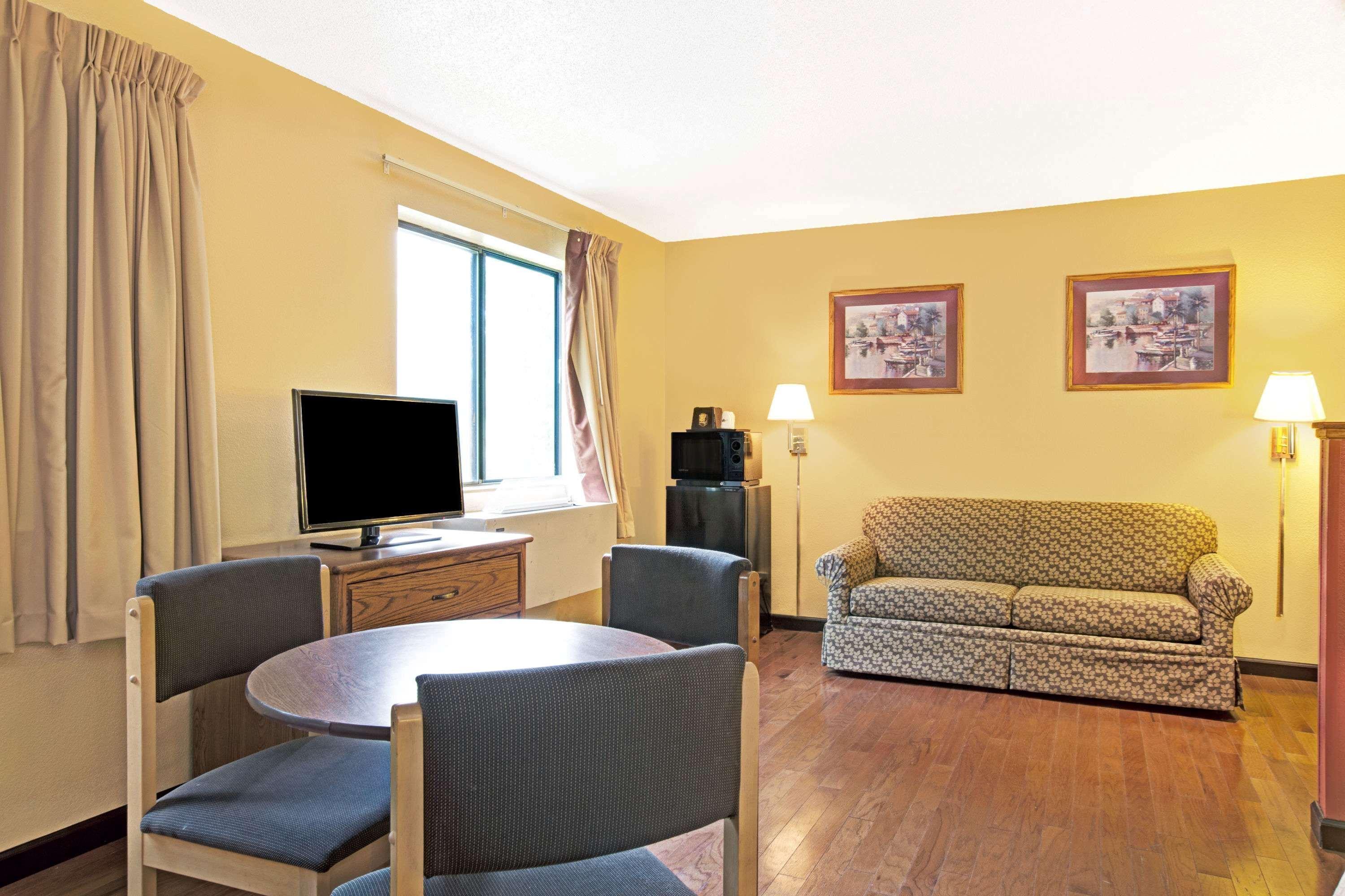 Super 8 By Wyndham Baltimore/Essex Area Dış mekan fotoğraf